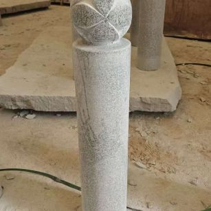 哈尔滨 芝麻白花岗岩石材挡车石柱、停车柱、圆柱挡车柱、方柱挡车柱等