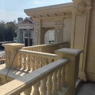 哈尔滨 黄金麻别墅外墙干挂雕花配合阳台栏杆花瓶柱