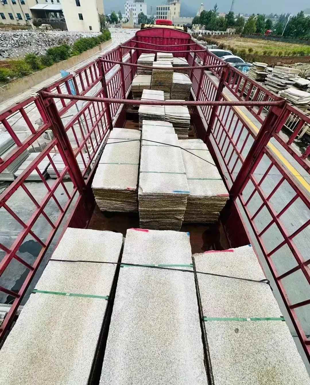 哈尔滨 黄金麻花岗岩荔枝面，光面毛板装车完成