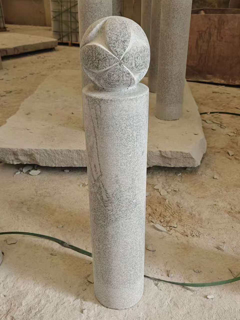 哈尔滨 芝麻白花岗岩石材挡车石柱、停车柱、圆柱挡车柱、方柱挡车柱等