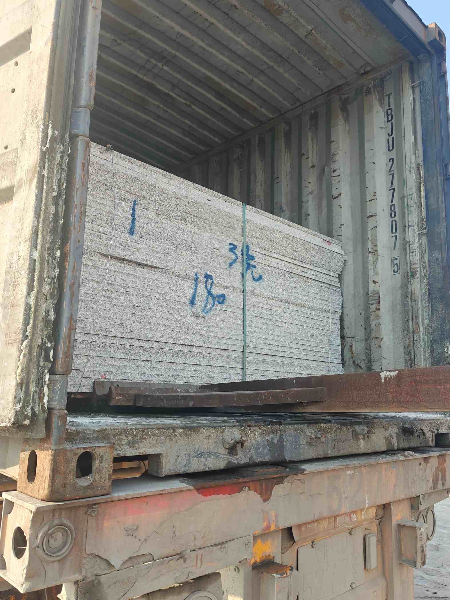 哈尔滨 芝麻白花岗岩石材3.0公分光面毛板装柜出货