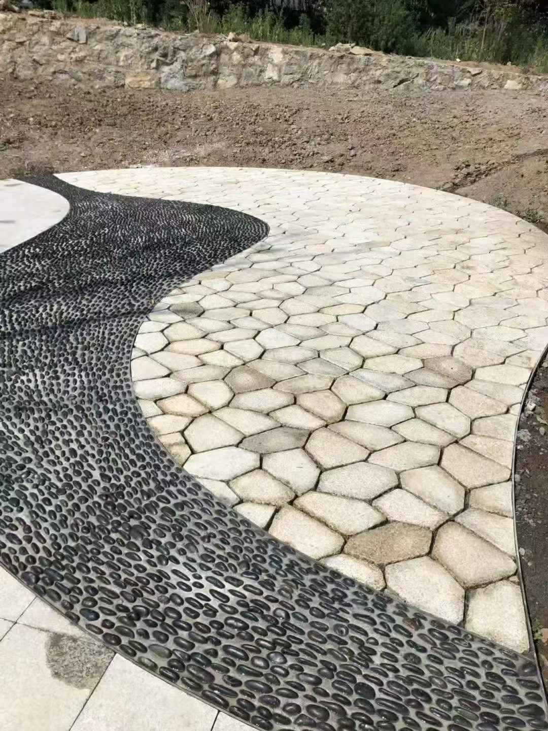 哈尔滨 黄金麻冰裂纹地铺石工地铺装案例