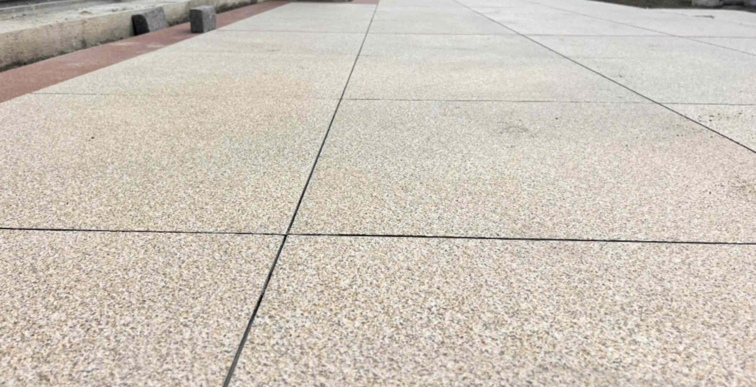 哈尔滨 黄金麻花岗岩石板材荔枝面地面铺装效果