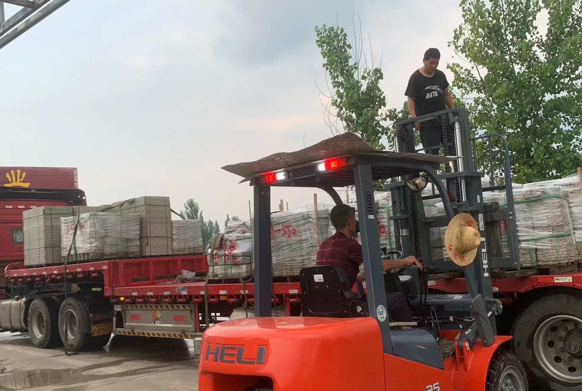 哈尔滨 黄金麻冰裂纹，地铺石装车