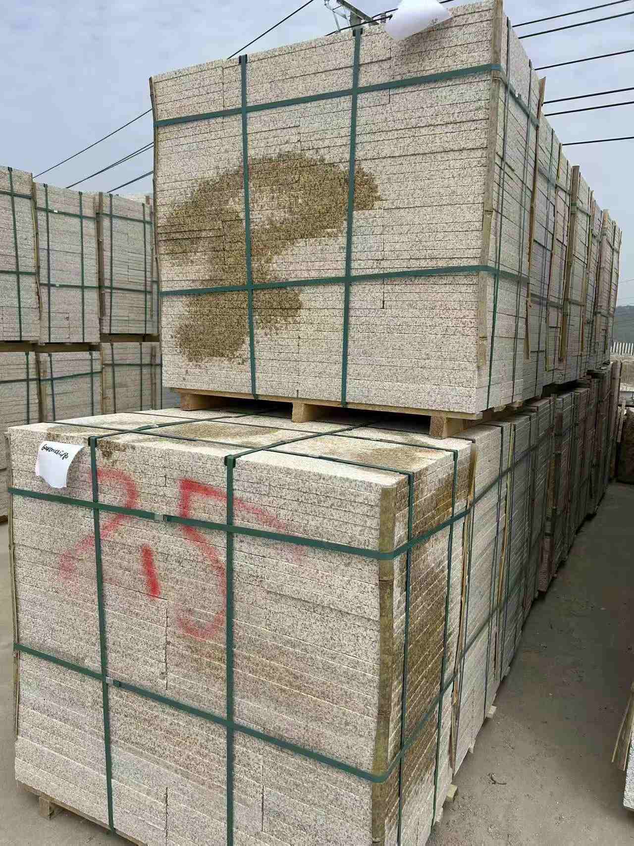 哈尔滨 黄金麻花岗岩石材荔枝面地铺石2.5*300*600