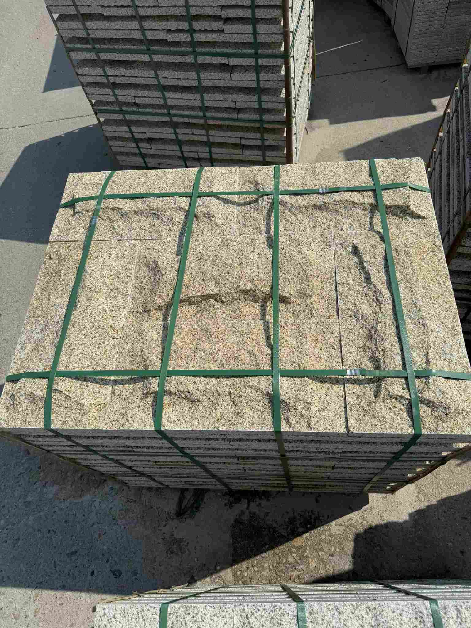 哈尔滨 黄金麻花岗岩石材自然面蘑菇石成品