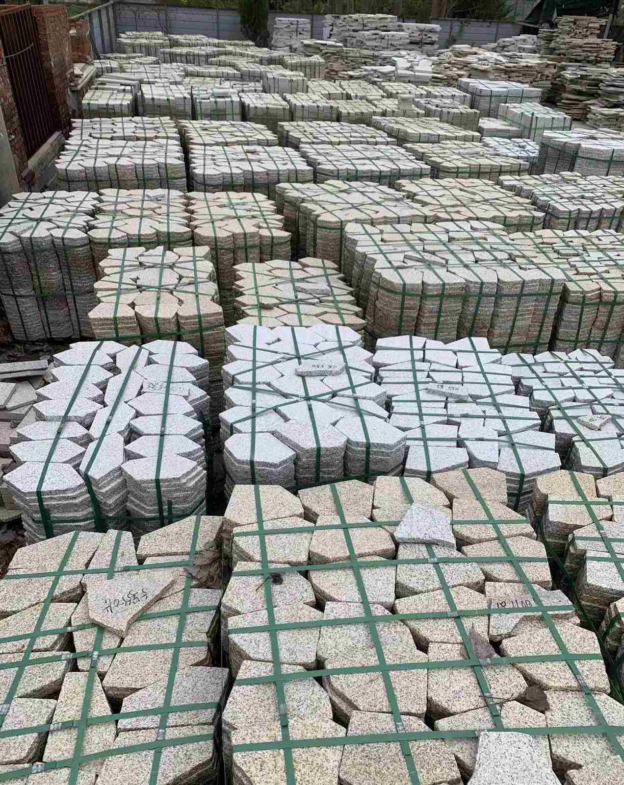 哈尔滨 黄金麻白麻花岗岩荔枝面地铺石(冰裂纹)