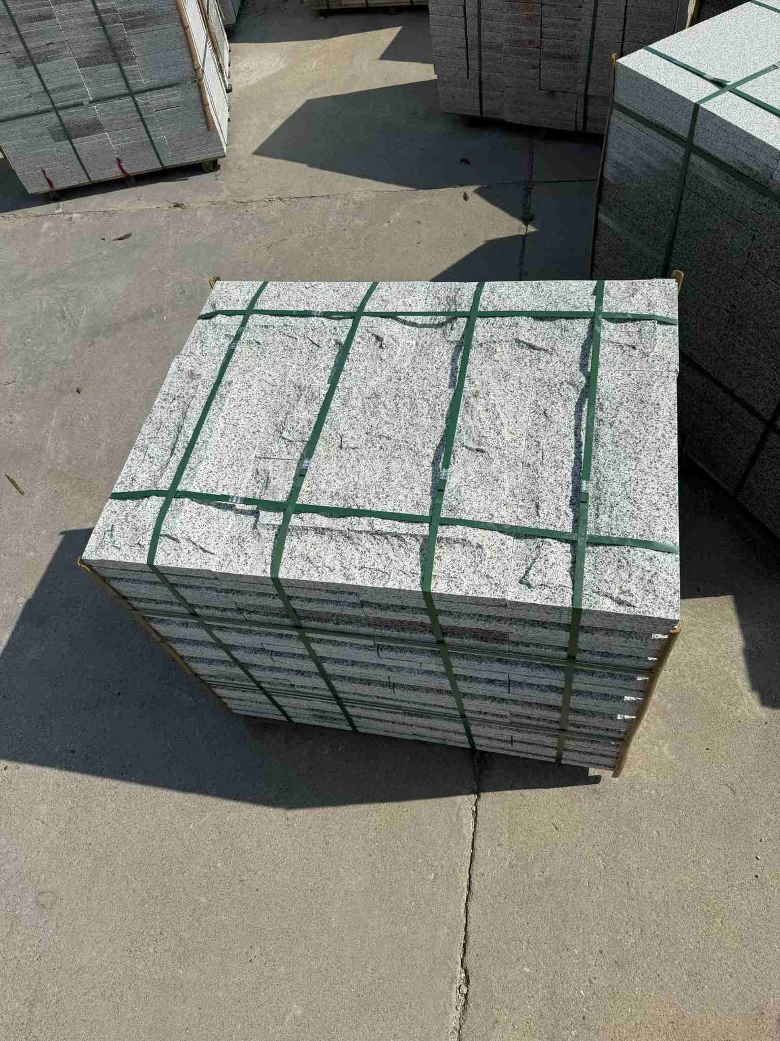 哈尔滨 白麻花岗岩石材自然面蘑菇石成品