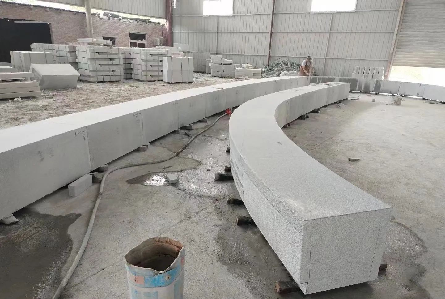 哈尔滨芝麻白花岗岩石板材 园林光面弧形坐凳