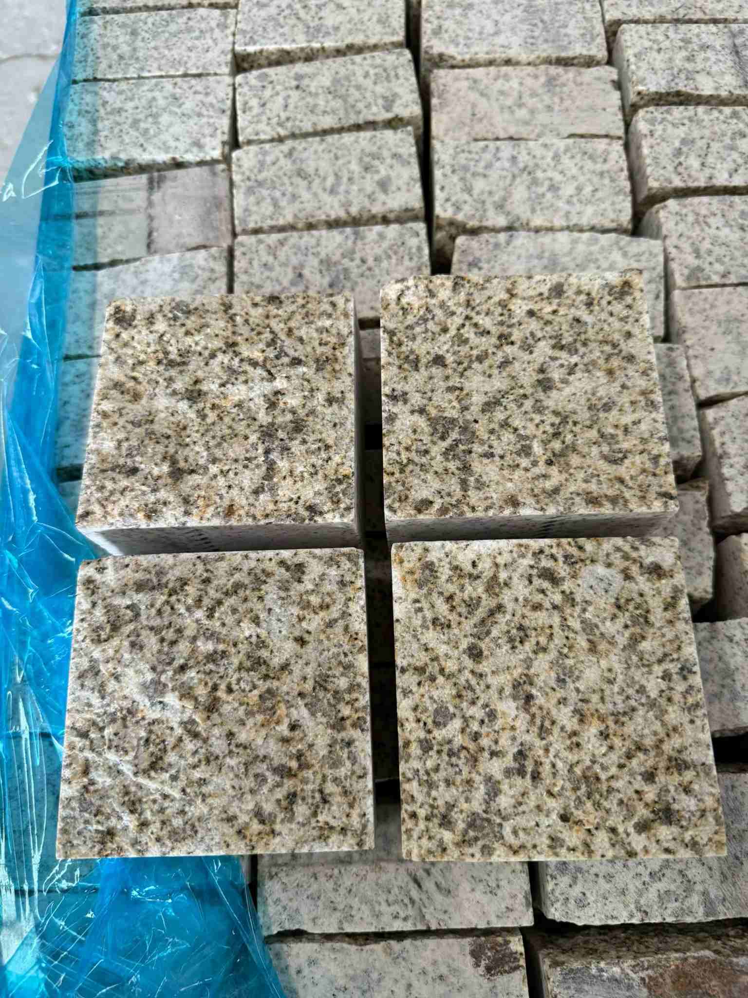 哈尔滨 黄金麻花岗岩自然面小方块，弹石，马蹄石等