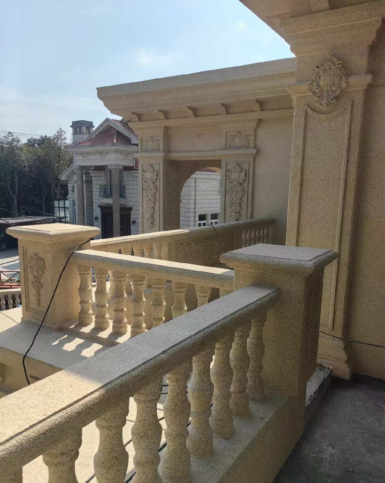 哈尔滨 黄金麻别墅外墙干挂雕花配合阳台栏杆花瓶柱