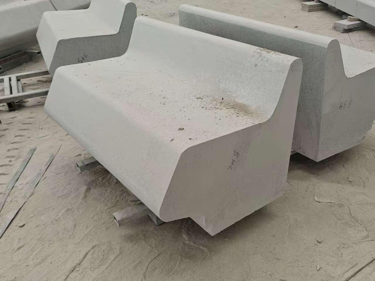 哈尔滨 芝麻白花岗岩异形坐凳，石凳