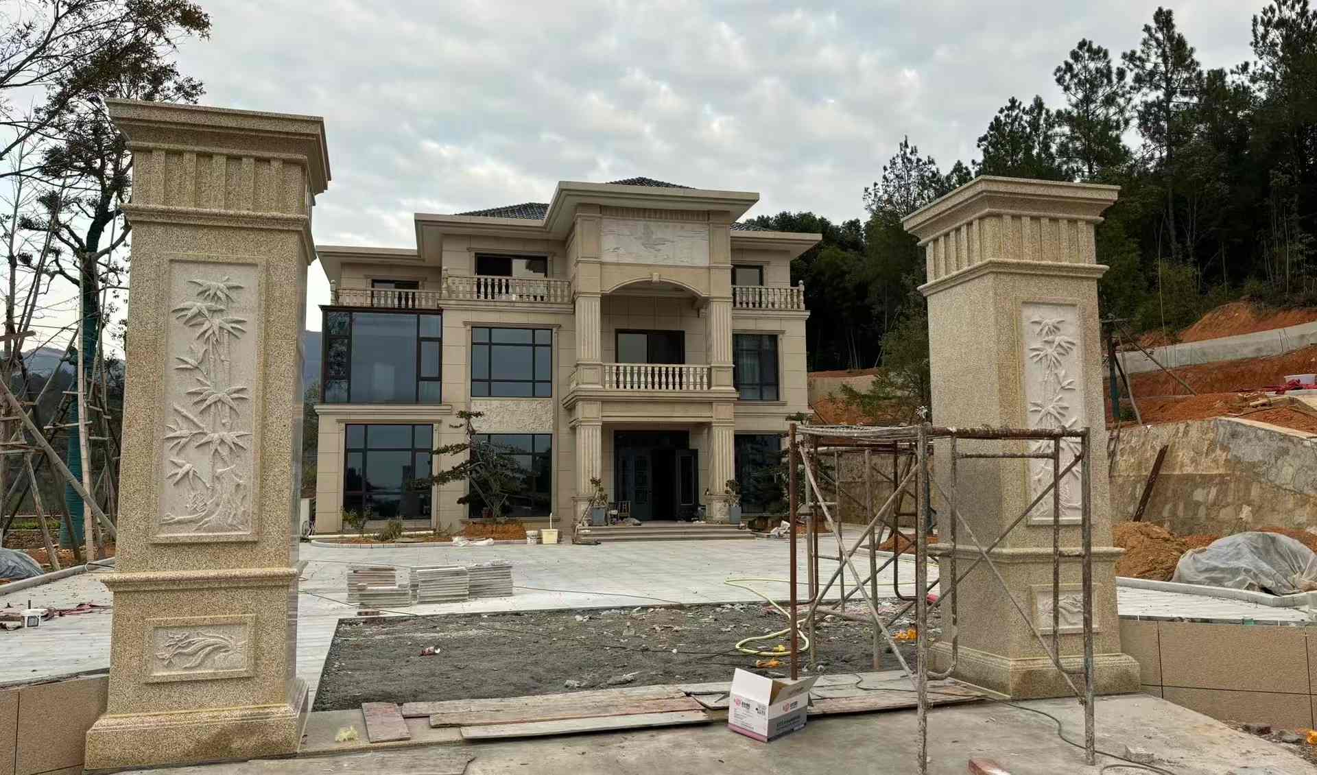 哈尔滨 黄金麻花岗岩别墅雕花外墙干挂配上门口雕花罗马柱