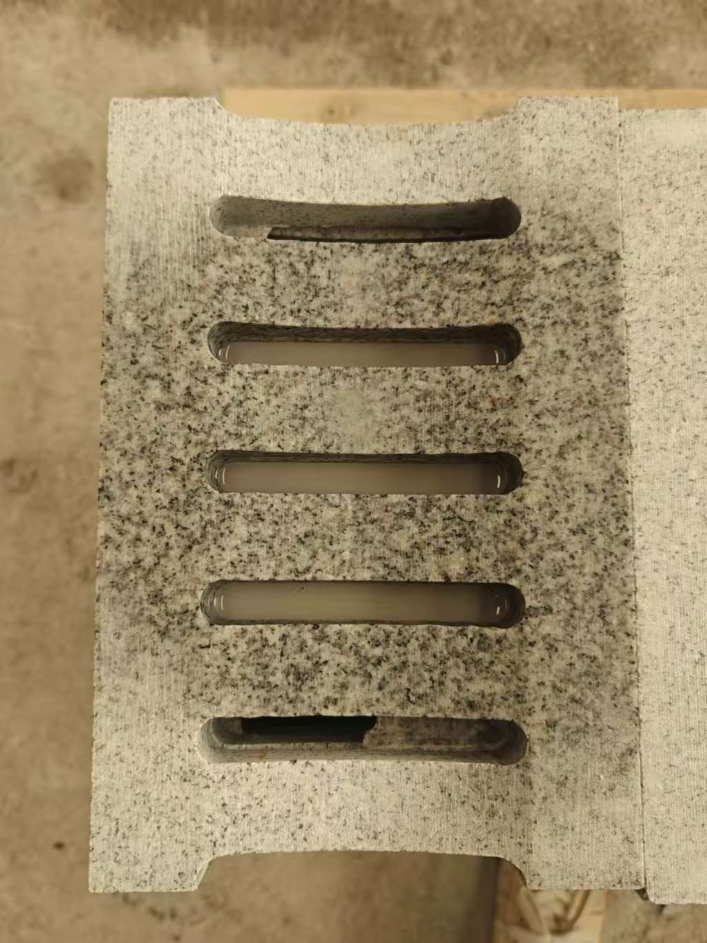 哈尔滨 芝麻白拉丝面花岗岩U型开槽排水槽